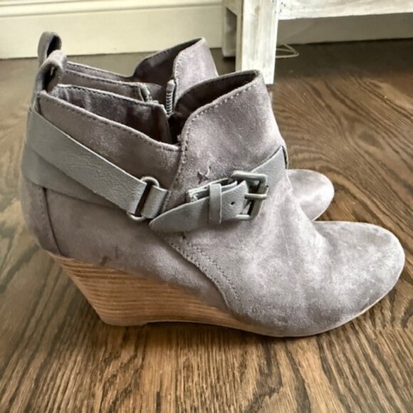 Report  Footwear bootie size 7 - Picture 1 of 5